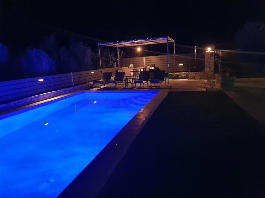 Villa Sheila With Private Pool Roumelí Exteriör bild