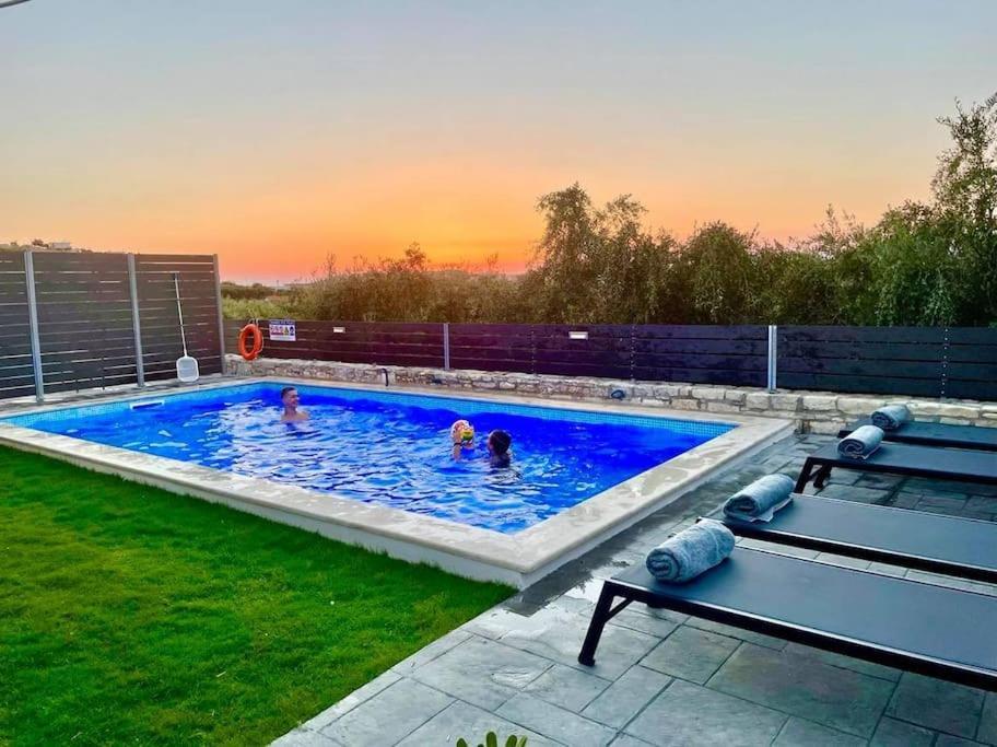 Villa Sheila With Private Pool Roumelí Exteriör bild