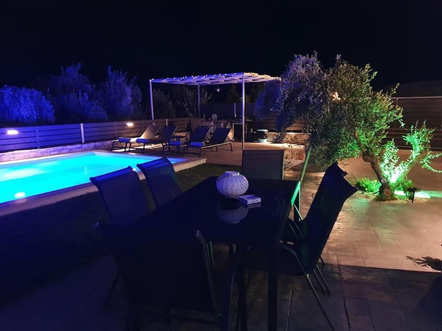 Villa Sheila With Private Pool Roumelí Exteriör bild