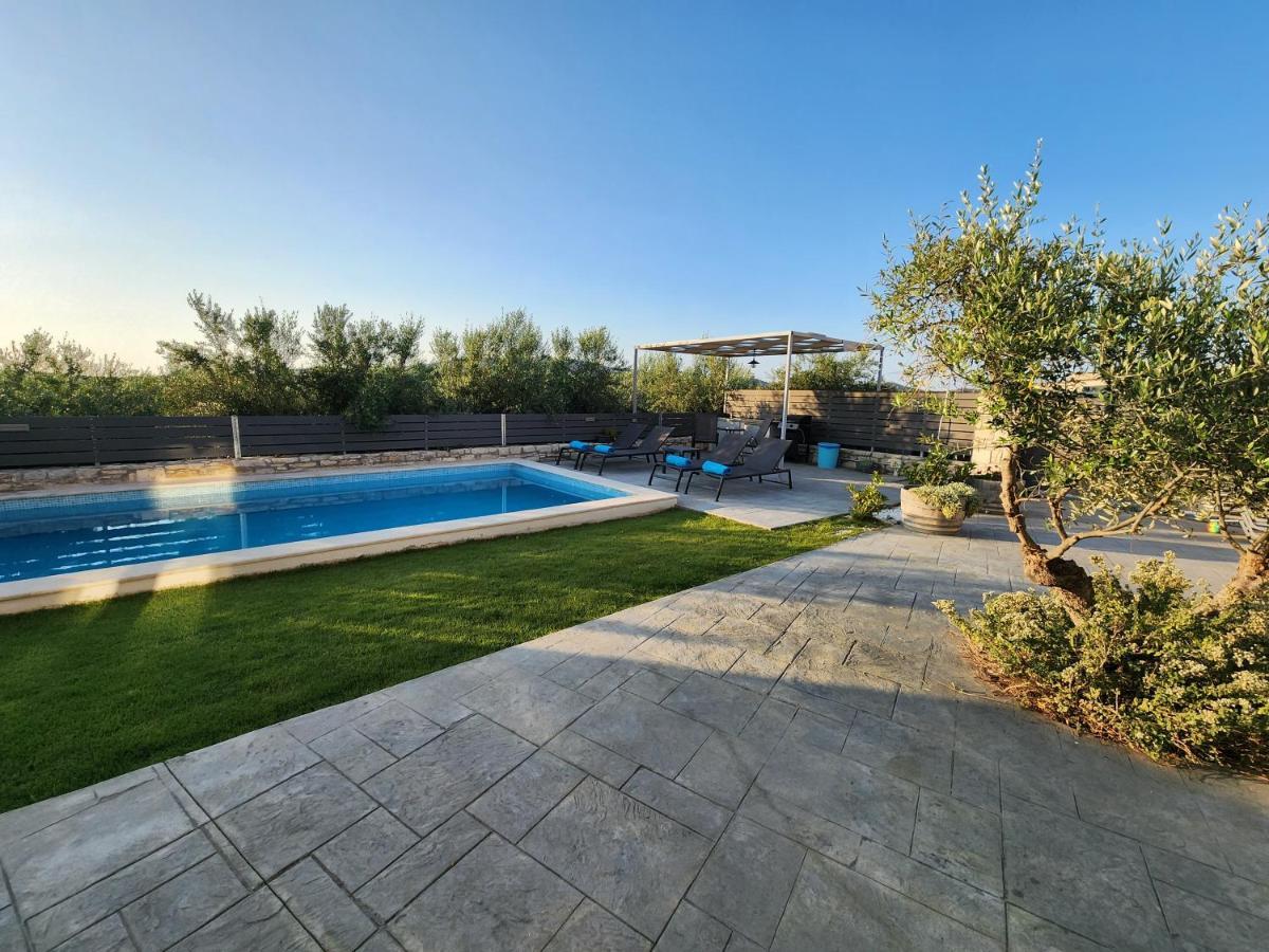 Villa Sheila With Private Pool Roumelí Exteriör bild