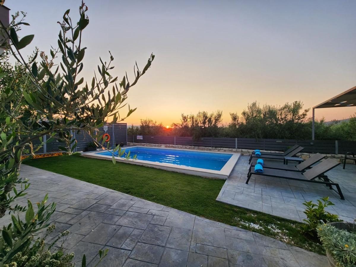 Villa Sheila With Private Pool Roumelí Exteriör bild