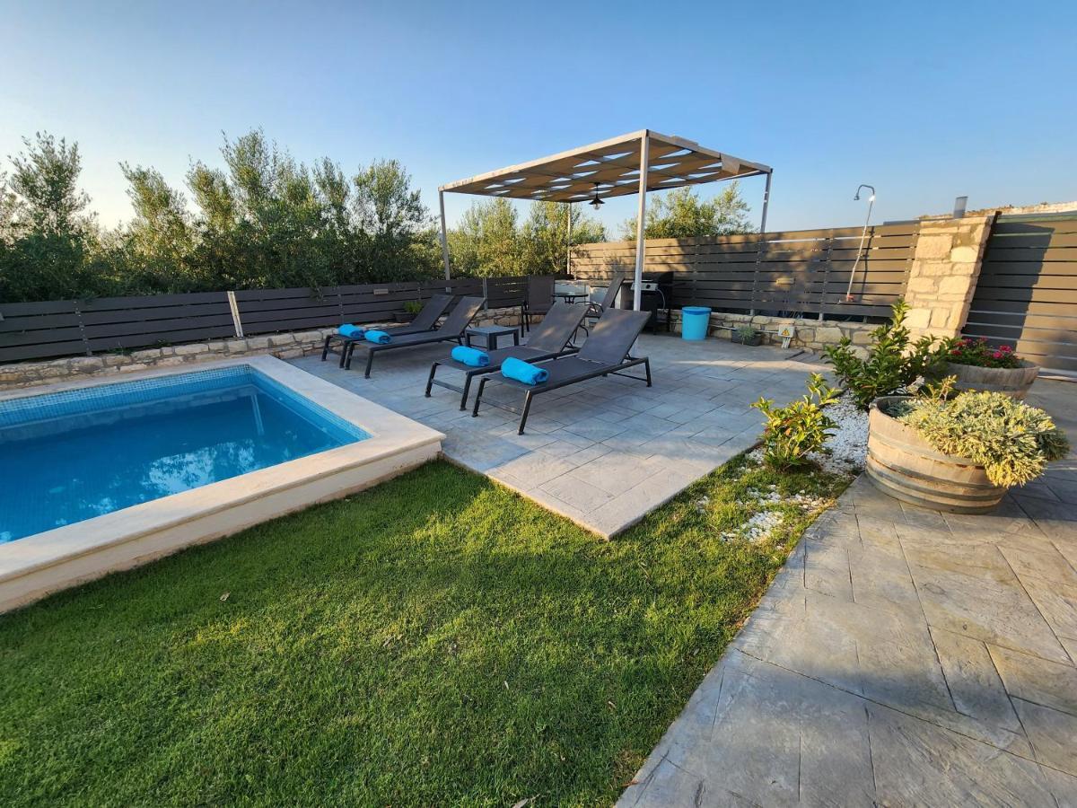 Villa Sheila With Private Pool Roumelí Exteriör bild