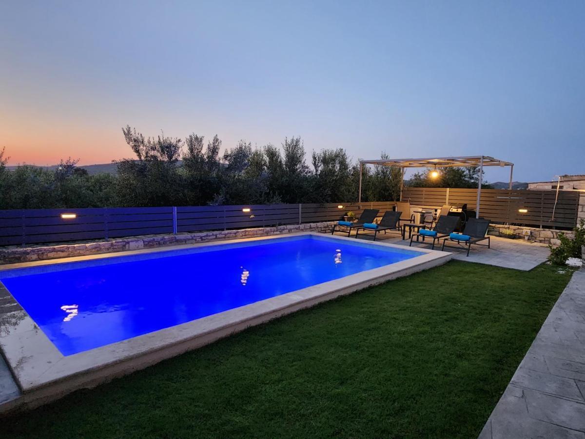 Villa Sheila With Private Pool Roumelí Exteriör bild