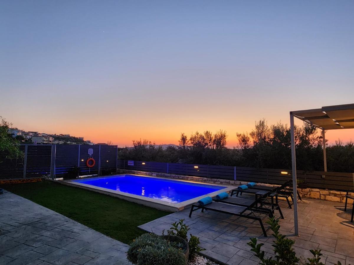 Villa Sheila With Private Pool Roumelí Exteriör bild